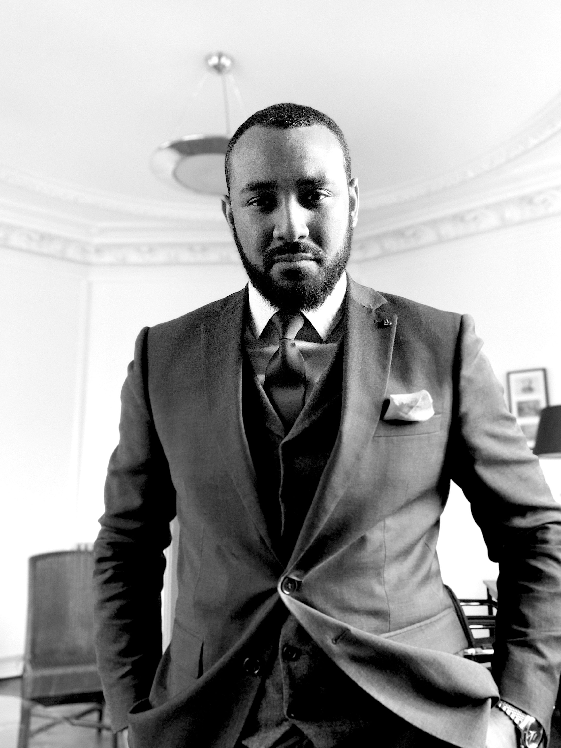 Portrait noir et blanc d'Affar Cheik Elbeit, fondateur de One Ace Bridge