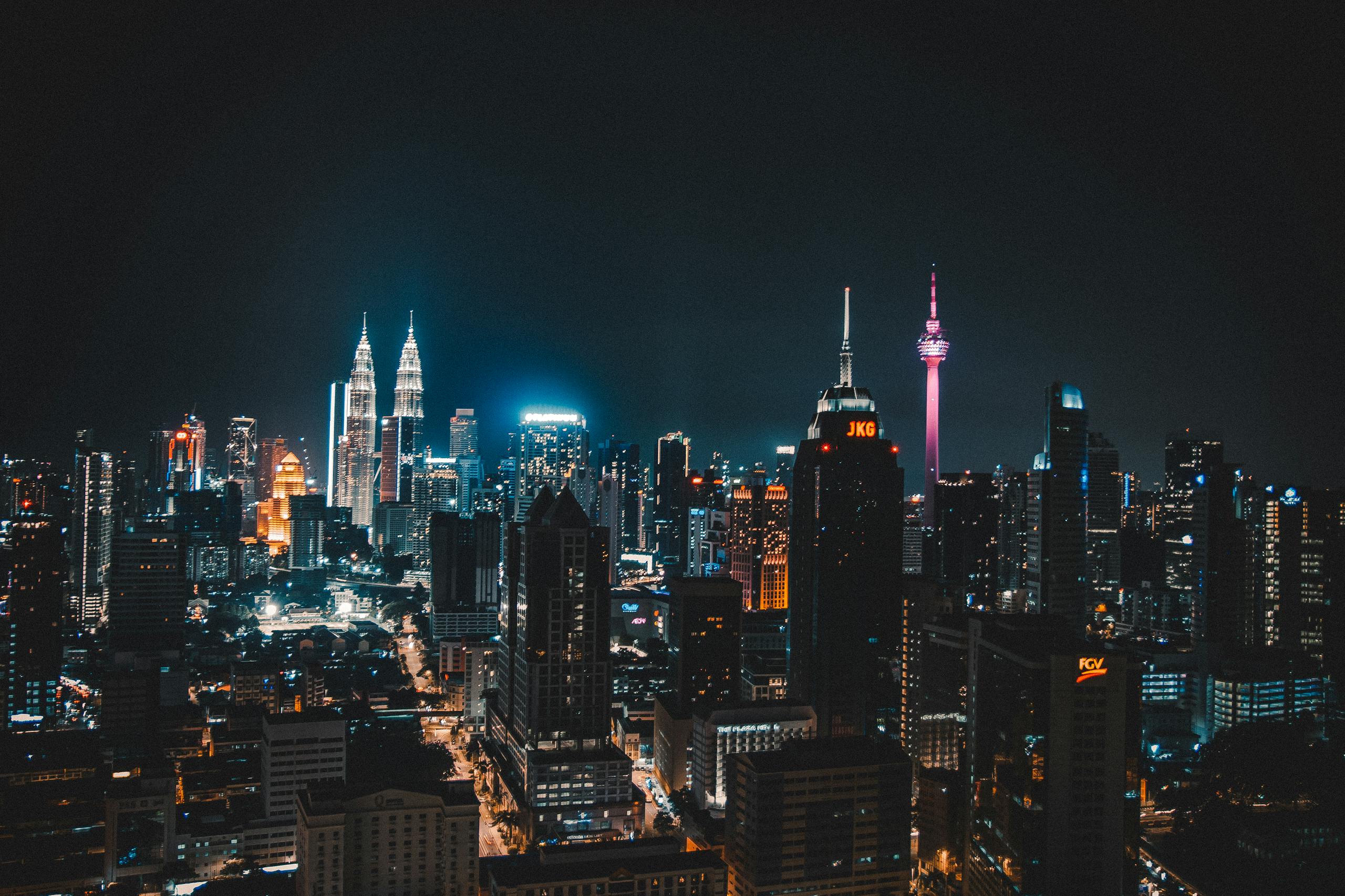Vue nocturne du skyline de Kuala Lumpur, capitale fédérale de la Malaisie